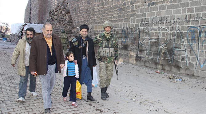 Sur’dan tahliye edilen vatandaş: Bunların yaptığını gavur bile yapmaz