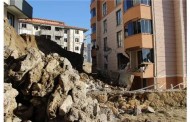 İSTİNAT DUVARI YIKILAN APARTMANDA TEHLİKE DEVAM EDİYOR