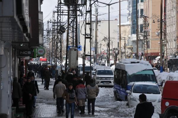 'Taşınma' kararına Hakkarililer üzüldü, Yüksekovalılar sevindi