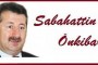 PKK solculuk maske ya da kandırmacası ile DİSK ve KESK benzeri pek çok demokratik kuruluşu ele geçirmiş durumda ki son örnek dün yapılan DİSK Genel kurulunda şahit olunan malum görüntülerdir. Meclis’teki PKK’lıların baştacı edildiği dünkü toplantıda Cizre ve Sur operasyonlarına atfen “Katil devlet” sloganları atıldı. Sadece dünkü görüntüler değil, pek çok hadisede DİSK, KESK ve Tabipler Birliği benzeri bazı gibi kuruluşular PKK’nın yanında saf tutuyor. Aynı şekilde maalesef CHP’li pek çok belediyede PKK örgütlenmiş durumda. Kürt şovenizminin Truva atı olan PKK’yı solculuk adına selamlamak söyleyin Amerikan solculuğu değil midir?  İşgalden istiklale! PKK ve destekçisi medyada Cizre fotoğrafları. Ne imiş efendim, bunun adı yıkımmış! Hayır efendim bunun adı işgalden kurtarılma ya da istiklale kavuşulmasıdır. Ne yani şehir zarar görmesin diye Cizre PKK’ya terk mi edilmeliydi? Bu devlet Cizre’yi yeniden kuracak ve Cizre, Türkiye Cumhuriyetinin parçası olmaya devam edecek. Hem Cizre’yi bu hale getiren şehre yüzlerce siper-hendek ve tünel kazıp başkaldıran PKK değil midir? Bu arada sadece Cizre-Sur kalkışması sürecinde takındıkları tavır itibarı ile HDP bin kere kapatılmayı hak etmedi mi?  Bahçeli’yi kurtarmak! Meral Akşener’in yanında Ali Serim isimli kuşkulu bazı isimler varmış. Doğrudur var, dahası Akşener’i yönlendiren ülkücü kılıklı iki FETÖ elemanını ilk kez ekrandan ben duyurdum. Ancak bütün bunlar Bahçeli’nin kalmasına yetmez ve yetmeyecek. Akşener ve diğer adaylar Bahçeli’nin kifayetsizliği sonucudur. Buradan hareketle adaylara ve çevrelerine saldırarak Bahçeli muhafaza edilemez. Türkiye yangın yerine dönmüşken MHP’yi hadımlaştıran birini hâlâ bu partinin başında tutmak ülkeye ihanettir.  Gazeteci mi, fedai mi? Mehmet Barlas, Tayyip’i yedirmem buyurdu. Adam gazeteci değil de sanki fedai! Şaşırmadım zira Mehmet Barlas’ın geçmişi hep bu tür fedailiklerle doludur. 12 Eylül ihtilali ile yıllarca Evren’e kalkan oldu, peşisıra Özal’a adeta mürit yazıldı. Daha sonra sırayı Çiller aldı… Ve şimdi Tayyip Erdoğan. Altı çizilmesi gereken husus, bu isimlere desteğin iktidarları döneminde verilmesidir. Bunu okuması şudur: -Barlas, fikri, rengi ne olursa aslında iktidarda olanın fedasidir.  Nihayet susturuldu! Bu adama ekranlar hâlâ nasıl açık tutuluyor diye defalarca yazdık. Cumhurbaşkanı ve Başbakanın beyanları ile adam casus! Dahası, terör örgütü lideri suçlamasıyla hakkında açılan çok sayıda dava var. Öyle iken her akşam ekranda din ambalajı ile siyasi mesajlar veriyor. Evet Fethullah Gülen’den söz ediyorum. Dünyanın neresinde ülkenin MGK’sı ya da en üst organında terörist olarak tanımlanan birisine böyle bir imkan verilir? Oh nihayet yargı kararı ile Fethullah Gülen’ın sözde vaazlarının yayınlandığı Herkül.org sitesine erişim engellendi.  Aydınlık