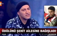 Ödülünü şehit ailesine bağışladı