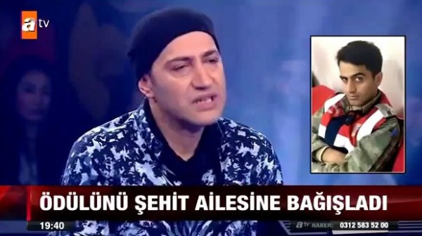 Ödülünü şehit ailesine bağışladı