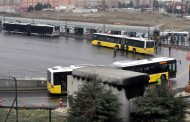 PKK solculuk maske ya da kandırmacası ile DİSK ve KESK benzeri pek çok demokratik kuruluşu ele geçirmiş durumda ki son örnek dün yapılan DİSK Genel kurulunda şahit olunan malum görüntülerdir. Meclis’teki PKK’lıların baştacı edildiği dünkü toplantıda Cizre ve Sur operasyonlarına atfen “Katil devlet” sloganları atıldı. Sadece dünkü görüntüler değil, pek çok hadisede DİSK, KESK ve Tabipler Birliği benzeri bazı gibi kuruluşular PKK’nın yanında saf tutuyor. Aynı şekilde maalesef CHP’li pek çok belediyede PKK örgütlenmiş durumda. Kürt şovenizminin Truva atı olan PKK’yı solculuk adına selamlamak söyleyin Amerikan solculuğu değil midir?  İşgalden istiklale! PKK ve destekçisi medyada Cizre fotoğrafları. Ne imiş efendim, bunun adı yıkımmış! Hayır efendim bunun adı işgalden kurtarılma ya da istiklale kavuşulmasıdır. Ne yani şehir zarar görmesin diye Cizre PKK’ya terk mi edilmeliydi? Bu devlet Cizre’yi yeniden kuracak ve Cizre, Türkiye Cumhuriyetinin parçası olmaya devam edecek. Hem Cizre’yi bu hale getiren şehre yüzlerce siper-hendek ve tünel kazıp başkaldıran PKK değil midir? Bu arada sadece Cizre-Sur kalkışması sürecinde takındıkları tavır itibarı ile HDP bin kere kapatılmayı hak etmedi mi?  Bahçeli’yi kurtarmak! Meral Akşener’in yanında Ali Serim isimli kuşkulu bazı isimler varmış. Doğrudur var, dahası Akşener’i yönlendiren ülkücü kılıklı iki FETÖ elemanını ilk kez ekrandan ben duyurdum. Ancak bütün bunlar Bahçeli’nin kalmasına yetmez ve yetmeyecek. Akşener ve diğer adaylar Bahçeli’nin kifayetsizliği sonucudur. Buradan hareketle adaylara ve çevrelerine saldırarak Bahçeli muhafaza edilemez. Türkiye yangın yerine dönmüşken MHP’yi hadımlaştıran birini hâlâ bu partinin başında tutmak ülkeye ihanettir.  Gazeteci mi, fedai mi? Mehmet Barlas, Tayyip’i yedirmem buyurdu. Adam gazeteci değil de sanki fedai! Şaşırmadım zira Mehmet Barlas’ın geçmişi hep bu tür fedailiklerle doludur. 12 Eylül ihtilali ile yıllarca Evren’e kalkan oldu, peşisıra Özal’a adeta mürit yazıldı. Daha sonra sırayı Çiller aldı… Ve şimdi Tayyip Erdoğan. Altı çizilmesi gereken husus, bu isimlere desteğin iktidarları döneminde verilmesidir. Bunu okuması şudur: -Barlas, fikri, rengi ne olursa aslında iktidarda olanın fedasidir.  Nihayet susturuldu! Bu adama ekranlar hâlâ nasıl açık tutuluyor diye defalarca yazdık. Cumhurbaşkanı ve Başbakanın beyanları ile adam casus! Dahası, terör örgütü lideri suçlamasıyla hakkında açılan çok sayıda dava var. Öyle iken her akşam ekranda din ambalajı ile siyasi mesajlar veriyor. Evet Fethullah Gülen’den söz ediyorum. Dünyanın neresinde ülkenin MGK’sı ya da en üst organında terörist olarak tanımlanan birisine böyle bir imkan verilir? Oh nihayet yargı kararı ile Fethullah Gülen’ın sözde vaazlarının yayınlandığı Herkül.org sitesine erişim engellendi.  Aydınlık