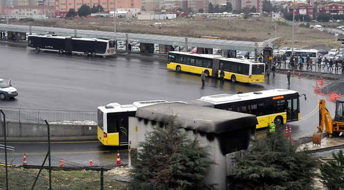 PKK solculuk maske ya da kandırmacası ile DİSK ve KESK benzeri pek çok demokratik kuruluşu ele geçirmiş durumda ki son örnek dün yapılan DİSK Genel kurulunda şahit olunan malum görüntülerdir. Meclis’teki PKK’lıların baştacı edildiği dünkü toplantıda Cizre ve Sur operasyonlarına atfen “Katil devlet” sloganları atıldı. Sadece dünkü görüntüler değil, pek çok hadisede DİSK, KESK ve Tabipler Birliği benzeri bazı gibi kuruluşular PKK’nın yanında saf tutuyor. Aynı şekilde maalesef CHP’li pek çok belediyede PKK örgütlenmiş durumda. Kürt şovenizminin Truva atı olan PKK’yı solculuk adına selamlamak söyleyin Amerikan solculuğu değil midir?  İşgalden istiklale! PKK ve destekçisi medyada Cizre fotoğrafları. Ne imiş efendim, bunun adı yıkımmış! Hayır efendim bunun adı işgalden kurtarılma ya da istiklale kavuşulmasıdır. Ne yani şehir zarar görmesin diye Cizre PKK’ya terk mi edilmeliydi? Bu devlet Cizre’yi yeniden kuracak ve Cizre, Türkiye Cumhuriyetinin parçası olmaya devam edecek. Hem Cizre’yi bu hale getiren şehre yüzlerce siper-hendek ve tünel kazıp başkaldıran PKK değil midir? Bu arada sadece Cizre-Sur kalkışması sürecinde takındıkları tavır itibarı ile HDP bin kere kapatılmayı hak etmedi mi?  Bahçeli’yi kurtarmak! Meral Akşener’in yanında Ali Serim isimli kuşkulu bazı isimler varmış. Doğrudur var, dahası Akşener’i yönlendiren ülkücü kılıklı iki FETÖ elemanını ilk kez ekrandan ben duyurdum. Ancak bütün bunlar Bahçeli’nin kalmasına yetmez ve yetmeyecek. Akşener ve diğer adaylar Bahçeli’nin kifayetsizliği sonucudur. Buradan hareketle adaylara ve çevrelerine saldırarak Bahçeli muhafaza edilemez. Türkiye yangın yerine dönmüşken MHP’yi hadımlaştıran birini hâlâ bu partinin başında tutmak ülkeye ihanettir.  Gazeteci mi, fedai mi? Mehmet Barlas, Tayyip’i yedirmem buyurdu. Adam gazeteci değil de sanki fedai! Şaşırmadım zira Mehmet Barlas’ın geçmişi hep bu tür fedailiklerle doludur. 12 Eylül ihtilali ile yıllarca Evren’e kalkan oldu, peşisıra Özal’a adeta mürit yazıldı. Daha sonra sırayı Çiller aldı… Ve şimdi Tayyip Erdoğan. Altı çizilmesi gereken husus, bu isimlere desteğin iktidarları döneminde verilmesidir. Bunu okuması şudur: -Barlas, fikri, rengi ne olursa aslında iktidarda olanın fedasidir.  Nihayet susturuldu! Bu adama ekranlar hâlâ nasıl açık tutuluyor diye defalarca yazdık. Cumhurbaşkanı ve Başbakanın beyanları ile adam casus! Dahası, terör örgütü lideri suçlamasıyla hakkında açılan çok sayıda dava var. Öyle iken her akşam ekranda din ambalajı ile siyasi mesajlar veriyor. Evet Fethullah Gülen’den söz ediyorum. Dünyanın neresinde ülkenin MGK’sı ya da en üst organında terörist olarak tanımlanan birisine böyle bir imkan verilir? Oh nihayet yargı kararı ile Fethullah Gülen’ın sözde vaazlarının yayınlandığı Herkül.org sitesine erişim engellendi.  Aydınlık