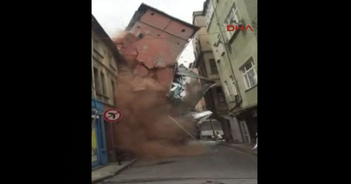İşte Beyoğlu'ndaki binanın çökme anı!
