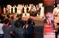 Azeri tiyatrocu 'Gardaş Atatürk' rolüyle alkışlandı