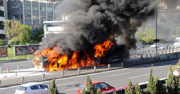 Metrobüs alev alev yandı