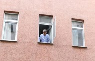 Bebeğini camdan düşürdü, arkasından atladı