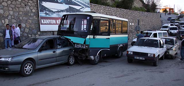 Zincirleme trafik kazası: 11 yaralı