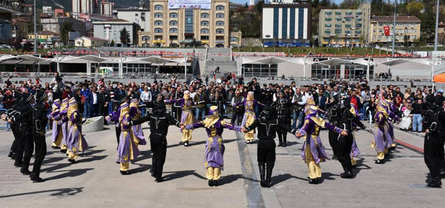 3 Nisan Kent meydanında kutlandı