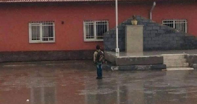 Yağmur altında tek başına İstiklal Marşı okudu