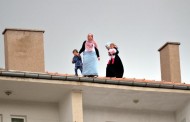 Cumhurbaşkanı cuma namazı kılarken, 3 kadın çatıya çıktı