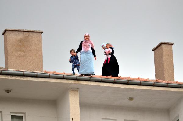 Cumhurbaşkanı cuma namazı kılarken, 3 kadın çatıya çıktı