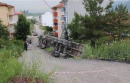 TUĞLA YÜKLÜ TIR DEVRİLDİ: 2 YARALI
