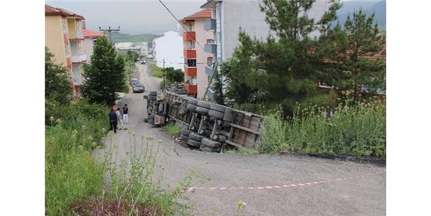 TUĞLA YÜKLÜ TIR DEVRİLDİ: 2 YARALI