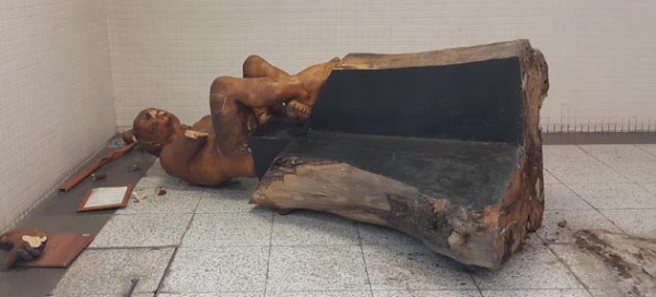 İzmir Metrosu’nda çirkin saldırı: O heykeli parçaladı!