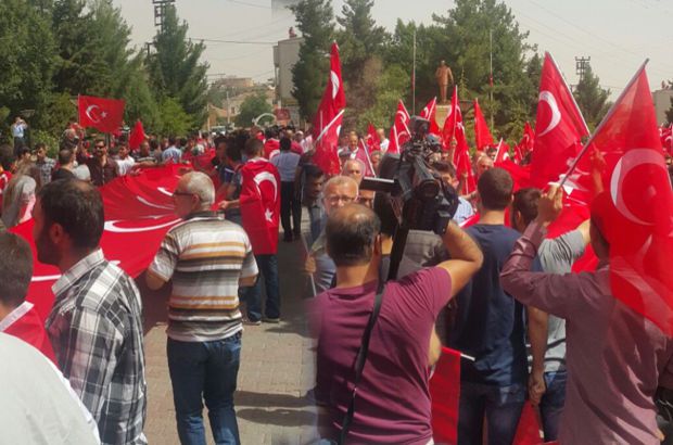Midyat’ta halk teröre karşı dev Türk Bayrağı ile yürüdü