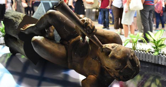 Metrodaki müzisyen heykeline aynı kişi yine saldırdı