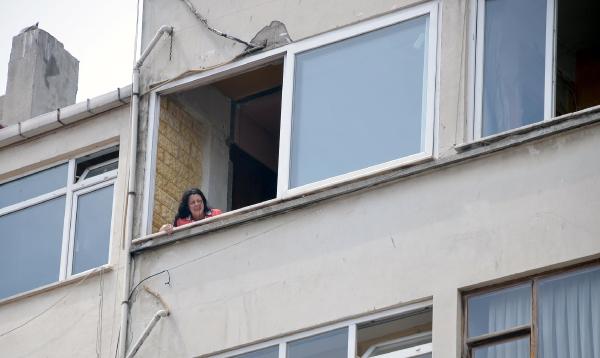 Şiddet gören kadını, polis kapıyı kırarak kurtardı