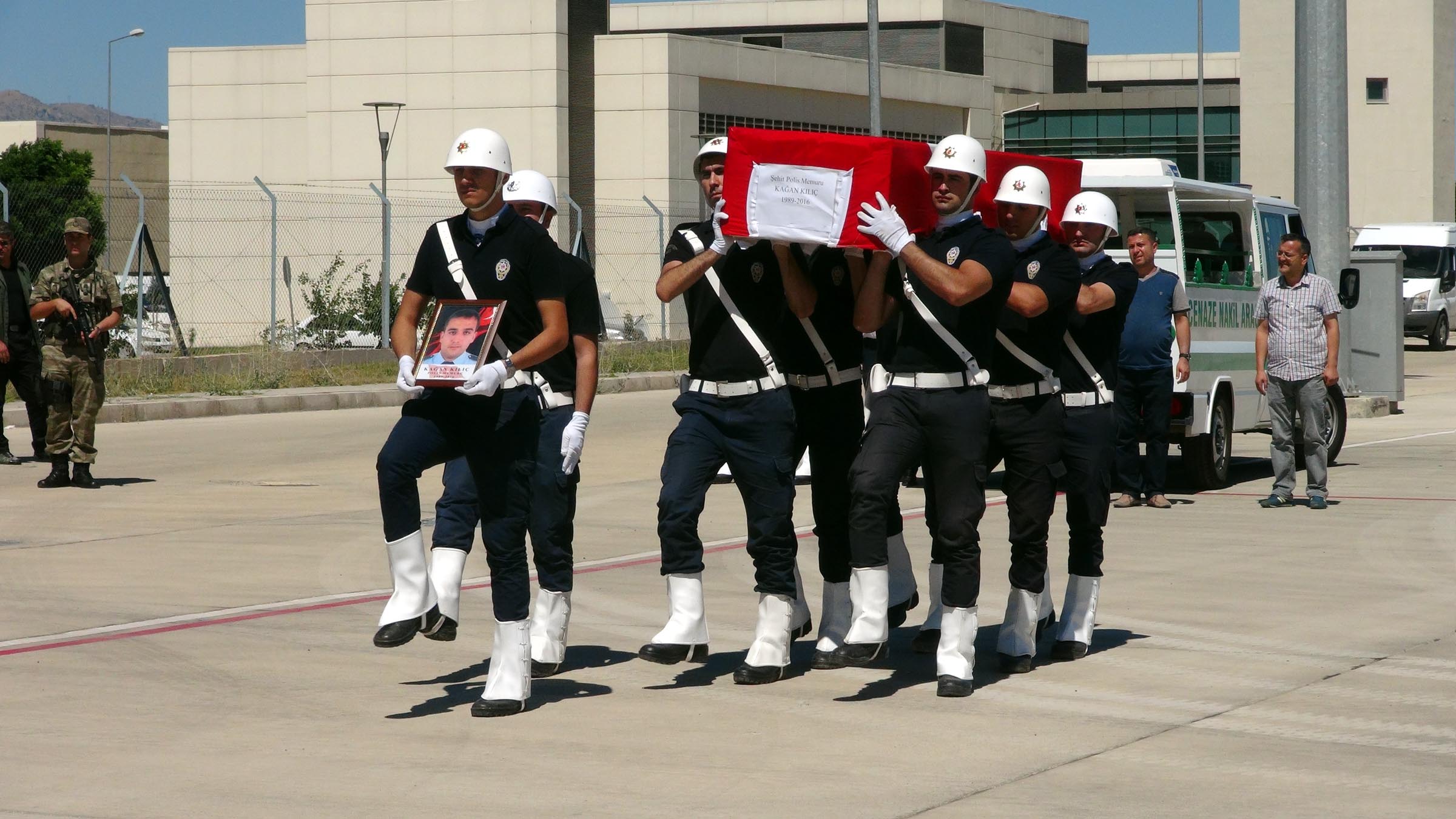 Şehit polis, törenle memleketine uğurlandı