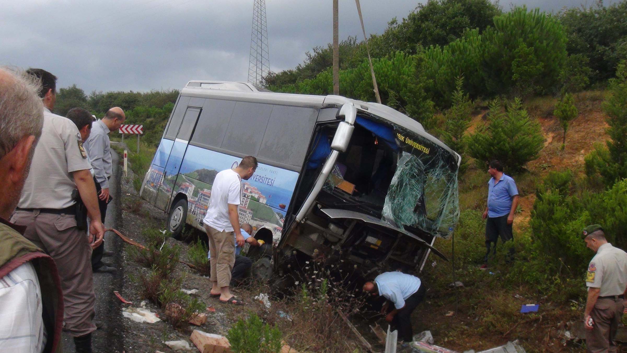 Şile yolunda servis minibüsü devrildi!