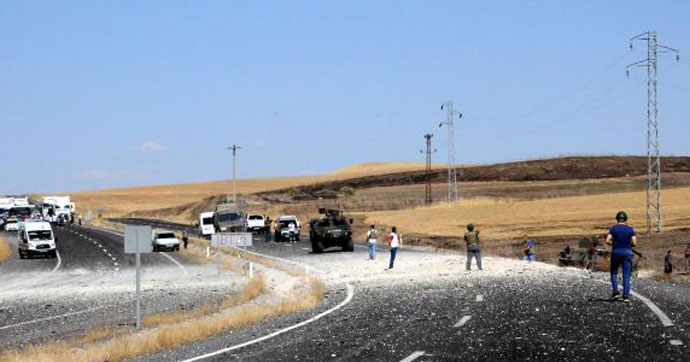 Silvan'da askeri aracın geçişi sırasında patlama!