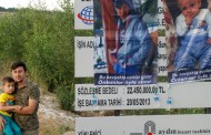 2 oğlunu kaybettiği kavşakta afişli tepki