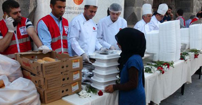 Cumhurbaşkanlığı aşçıları Cizre'de yemek dağıttı
