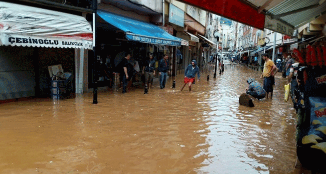 Rize'de sel felaketi: 1 çocuk kayıp