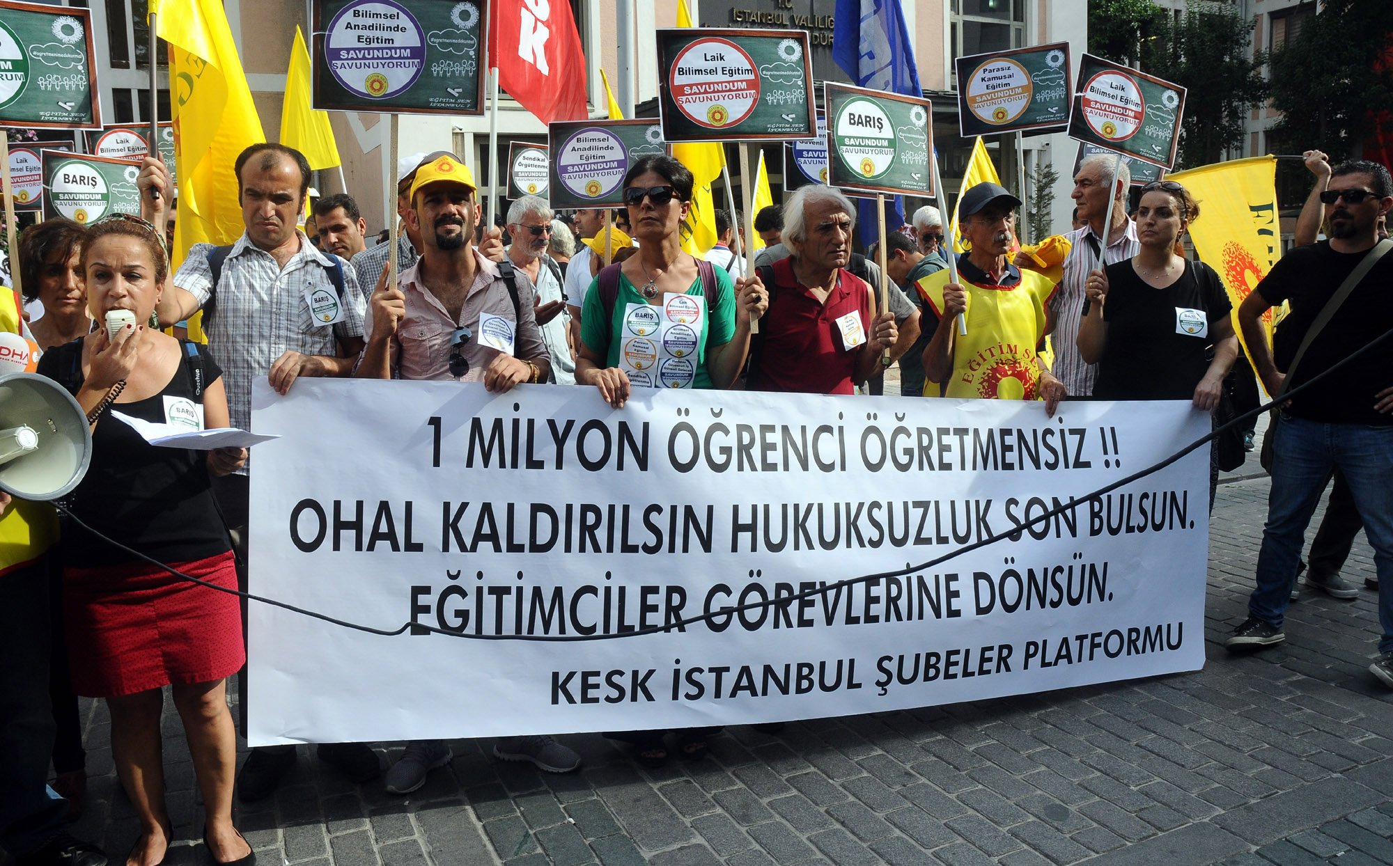 İstanbul İl Milli Eğitim Müdürlüğü önünde eylem