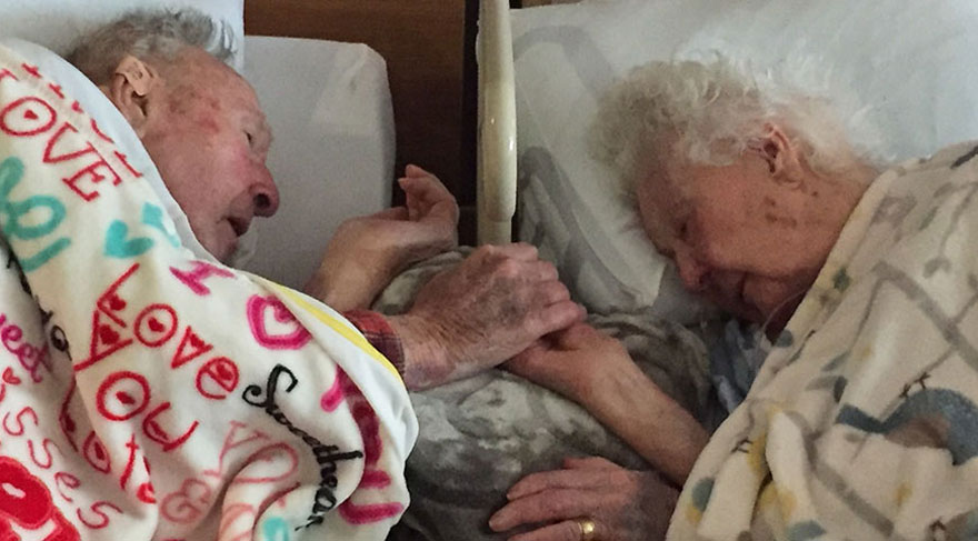 100 yaşındaki adam son dakikalarını yaşayan eşini bir an olsun bırakmadı