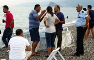 Ceset görünmesin diye şezlonglarla perdelediler!