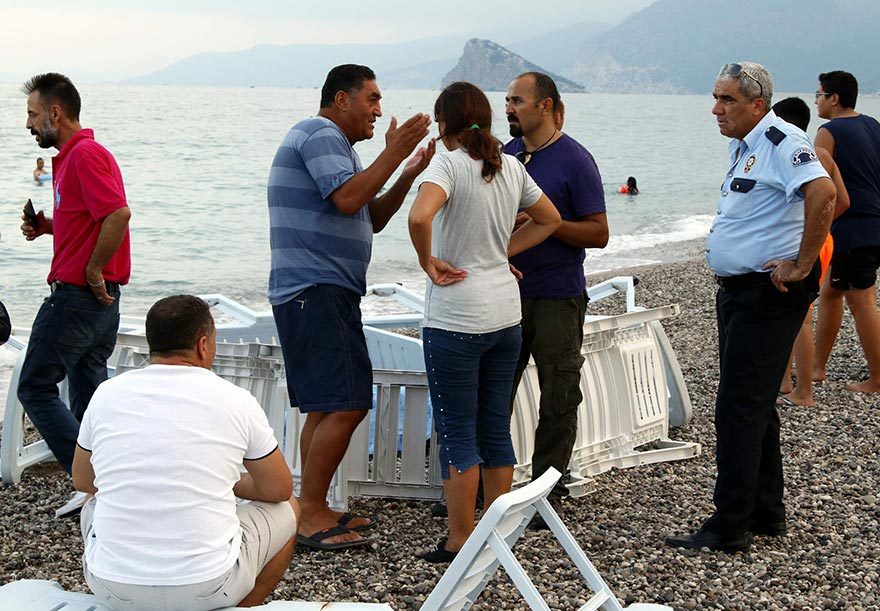 Ceset görünmesin diye şezlonglarla perdelediler!