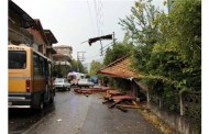 FIRTINA ÇATILARI UÇURDU, AĞAÇLARI YIKTI