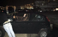 Denize Düşmek Üzere Olan Otomobili Vatandaşlar Kurtardı