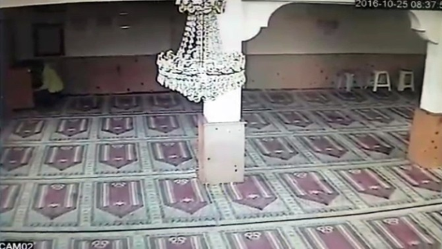 Camiye Giren Hırsız Yardım Kutusundaki 50 Lirayı Aldı