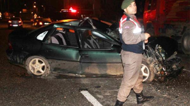 Kamyona Çarpan Otomobilin Sürücüsü Yaralandı