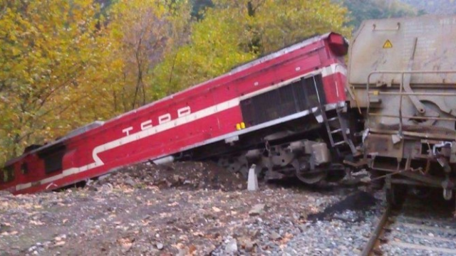 Kayalara Çarpan Yük Treni Raylardan Çıktı