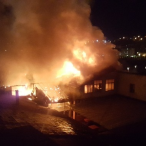 Lokanta Çatısında Başlayan Yangında Bina Küle Döndü