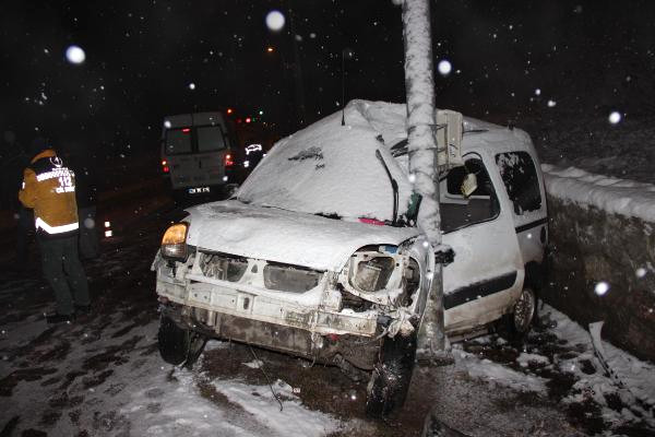 Karlı Yolda Kontrolden Çıkan Araç Direğe Çarptı: 2 Ölü 1 Yaralı