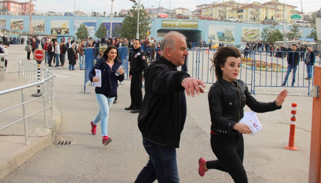 Koşarak Geldiler, 1 Dakika ile Giremediler