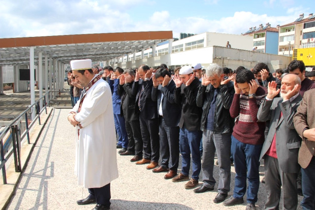 Suriye'de Hayatını Kaybedenler İçin Gıyabi Cenaze Namazı Kılındı