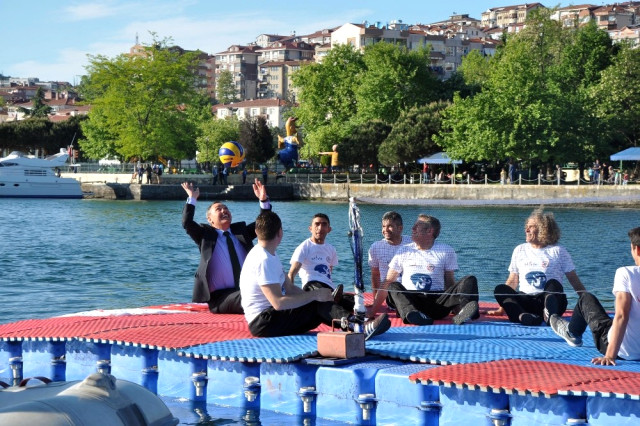 Engelliler Denizin Ortasında Voleybol Maçı Yaptı