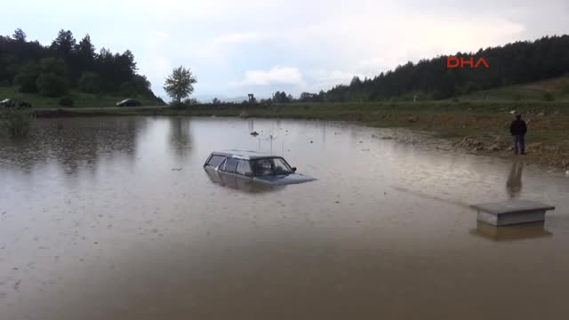 Aniden Bastıran Yağmurla Otomobil Sulara Gömüldü