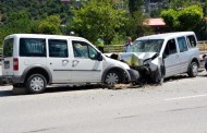 Karabük'te İki Hafif Ticari Araç Çarpıştı: 4 Yaralı