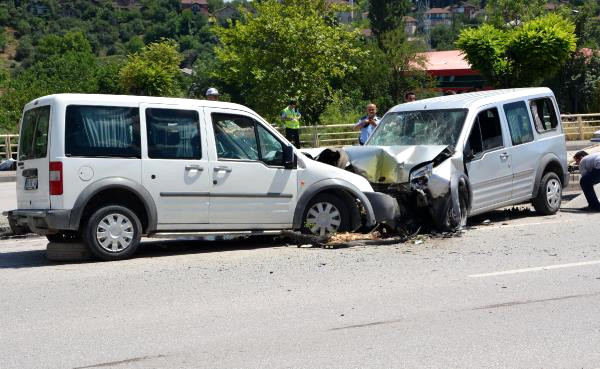 Karabük'te İki Hafif Ticari Araç Çarpıştı: 4 Yaralı